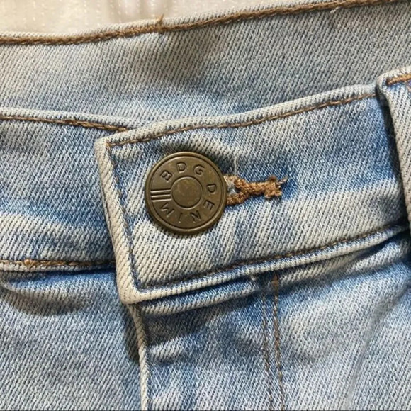 URBAN OUTFITTERS BDG Crop Twig High Rise Denim Shorts 29W Light Wash Medium - Picture 3 of 7